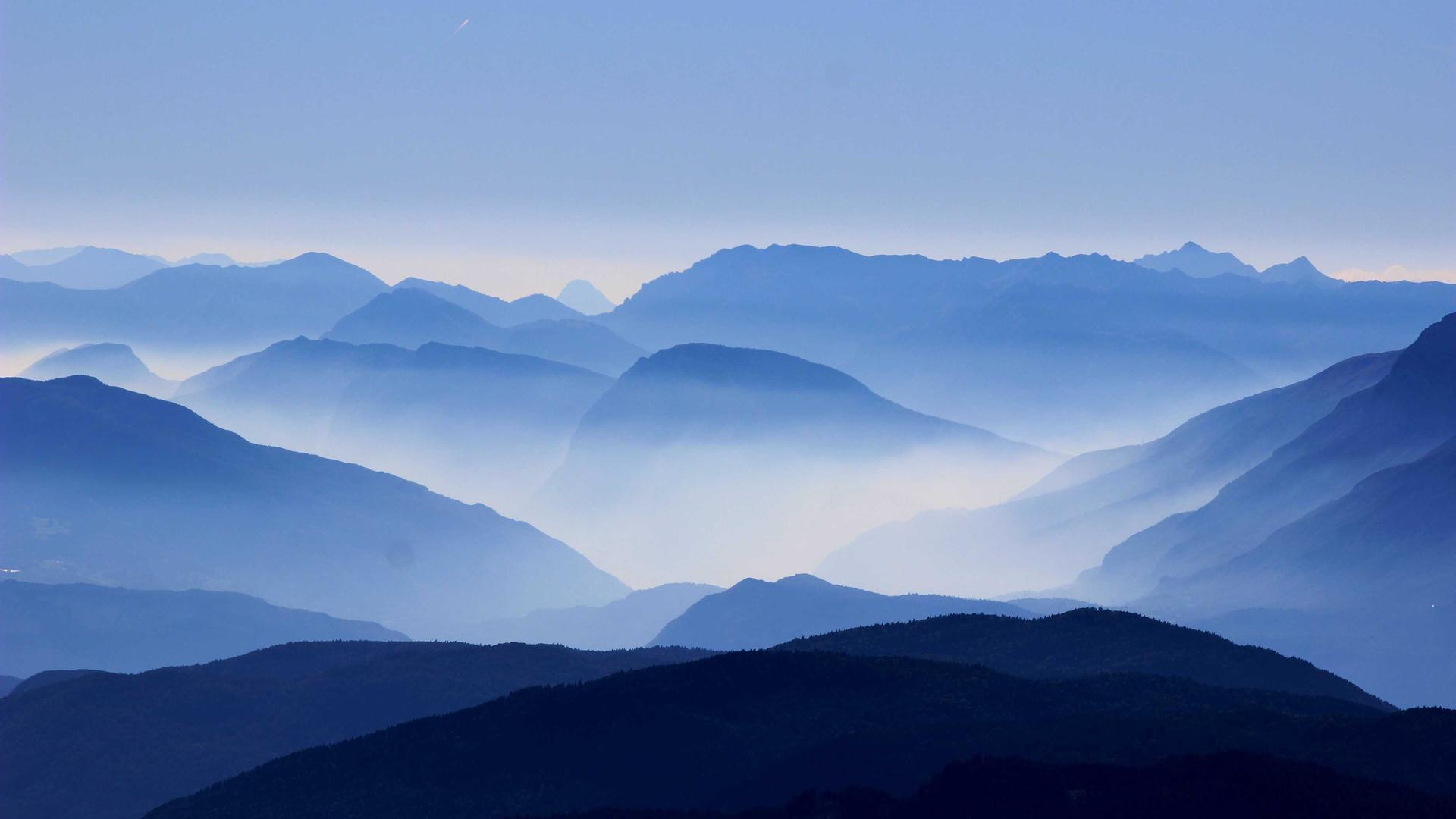 Verlassene Wetterstation in einer kargen Hochebene, Aufnahme in flachem Morgenlicht, Messgeräte sichtbar verwittert.